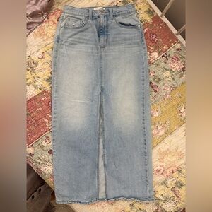 Universal Thread Light Wash Denim Jeans